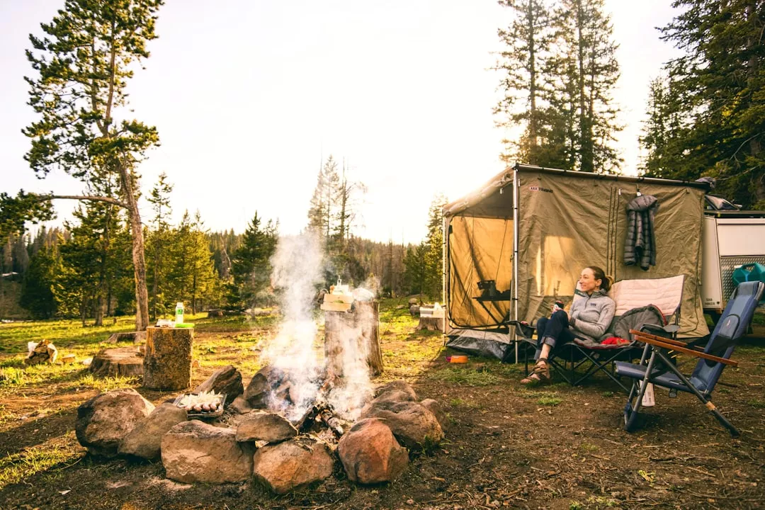 Como fazer um acampamento em casa